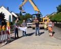 Bild: bö
In Rieden werden in der Taubenbacher Straße und im Ziegelweg die Wasserleitungen erneuert. Be einem Ortstermin überzeugen sich Bürgermeister Erwin Geitner, Hans Böckl vom Ingenieurbüro Weiß aus Neunburg vorm Wald, Bauleiter Christian Buchner und Polier Siegfried Meyer von der Baufirma Strabag über den Baufortschritt.