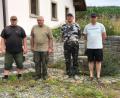 Bild: dl
Vorsitzender Jürgen Strasser (links) und Gewässerwart Alois Decker (rechts) gratulieren den erfolgreichen Anglern Josef Blab, Mario Danner und Markus Noha (von links).