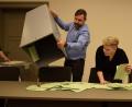 Bild: szl
Am Wahlsonntag selbst als Helferin dabei war Bettina Krapfl (rechts). Die Altenpflegerin kandidierte selbst für die Freien Wähler für den Marktrat Plößberg und freut sich nach dem Auszählen über einen Sitz im Gremium.