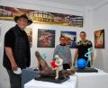Bild: gsp
Horst Kießling (links), Beatrice Nunold und Uwe Könemann zeigen ihre Werke in der Galerie Triceartopos.