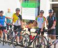 Bild: fjo
Unter fachkundiger Vorbereitung von Alexander Kießling (Mitte) beginnen Hermann Völkl und Margot Wagner (von links) in Begleitung von Michael Kleber die von Lisa Schötz (von rechts) gewünschte Radtour bei Erich Zehent (Dritter von links).