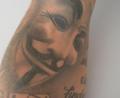 Bild: ref
Karl Barth mit der Anonymus-Maske auf dem Arm.