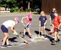 Bild: bkr
Allerhand Interessantes erfuhren die kleinen Feuerdrachen über Ölspuren und deren Auswirkungen. Erst danach durften sie fleißig Ölbindemittel einkehren.
