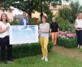 Bild: Klinikum/Dietl/exb
1500 Euro haben Mitarbeiter von Grammer an den Förderverein Familiengesundheit Oberpfalz übergeben. Er kümmert sich um das Angebot der Integrativen Onkologie.