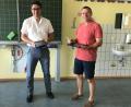 Bild: bey
Bürgermeister Reinhard Sollfrank übergibt symbolisch die Leih-Tablets, die für Schüler gedacht sind, an Rektor Armin Aichinger.