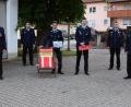 Bild: bö
Neuwahlen bei der Feuerwehr Mendorferbuch-Egelsheim (von links): Kassenwartin Carolin Pollinger, Zweiter Kommandant Florian Meckl, Bürgermeister Florian Junkes, der neue Kommandant Markus Weigert, Zweiter Vorsitzender Martin Delling, der scheidende Kommandant Andreas Pollinger, der neue Vorsitzende Martin Inselsberger, Kreisbrandmeister Alexander Graf und KreisbrandinspektorI Hubert Blödt.