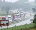 Bild: Matthias Balk/dpa
LKW stehen auf der Autobahn 8 in Fahrtrichtung München im Stau. Aufgrund starker, andauernder Regenfälle ist die A8 streckenweise wegen Hochwasser gesperrt worden.
