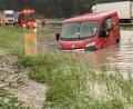 Bild: Bernd März/dpa
Ein Transporterfahrer hängt mit seinem Fahrzeug in den Fluten. Die Autobahn A8 steht bei Achenmühle unter Wasser.