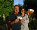 Bild: Ben Schröpf
Ein Prosit auf den 60.: Siegfried Schröpf und seine Frau Brigitte mit chilenischem Fähnchen – Corona-bedingt im kleinsten Kreis.