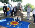 Bild: usc
Am Gedenkstein für Heinrich Aigner, vor dem die Fahne der Paneuropa-Union (PU) ausgebreitet war, versammelten sich (von links) der Landesvorsitzende der Jungen Paneuropa-Union, PU-Landesvorstandsmitglied Gerhard Hermann, MdB Alois Karl, CSU-Kreisvorsitzende Michaela Frauendorfer, OB Michael Cerny und CSU-Fraktionsvorsitzender Matthias Schöberl.