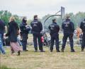 Bild: Annette Riedl/dpa
Die Polizei sorgt für die Sicherheit zwischen der Querfront, Corona Leugnern und Gegendemonstranten im Amphitheater im Mauerpark in Berlin.