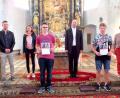 Bild: bö
Mit einer Dankurkunde werden Oberministrant Thomas Wolfsteiner nach neun Jahren und Messdiener Christoph Reindl (von rechts) nach acht Jahren verabschiedet. Dazu gratulieren die für die Jugend zuständigen Pfarrgemeinderäte Sebastian Eck und Patricia Kölbl sowie Pfarrer Hans Jürgen Zeitler und Pfarrgemeinderatssprecherin Elisabeth Spörer (von links).