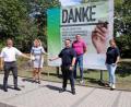 Bild: jma
Felix Graf (Mitte) und Julia Crämer (re.) freuen sich über die Spenden von Gerhard Ruhland (li.), Beate Merkel (2.v.l.) und Reiner Vater.