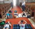 Bild: Meinhard Köstler/exb
Pfarrer Parankimalil beobachtete aufmerksam das Geschehen, als die Kinder beim Ferienprogramm die Einzelheiten der Pfarrkirche mit den Ferngläsern erkundeten.
