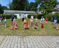 Bild: jr
Zum Auftakt des Konnersreuther Ferienprogramms hatte die Feuerwehr Neudorf-Rosenbühl zu einem Spielenachmittag beim Feuerwehrhaus eingeladen. Im Bild die Teilnehmer mit dem Feuerwehr-Vorsitzenden Andreas Häckl (zweite Reihe, rechts) und dem neue Jugendbeauftragten der Gemeinde, Manuel Ernst (links).
