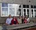 Bild: Christl Schemm/fph
Zwei Familien, ein gemeinsames Projekt: Max und Martina von Waldenfels sowie Matthias und Alexandra Schwarz (von links) wollen das Marktredwitzer Haus wieder zum Leben erwecken. Mit im Bild sind Jendrick und Alisa Schwarz.