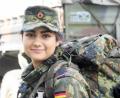 Bild: Gabi Schönberger
Die rosafarbene Litze (Stoffband) an den Schulterklappen weißt Jasmina Celin Cerciello als Angehörige der Panzertruppe aus. Die 20-Jährige leistet 12 Monate freiwillig Wehrdienst beim Panzerbataillon 104 in Pfreimd, ist zur Grundausbildung aber in der Weidener Ostmarkkaserne eingesetzt.