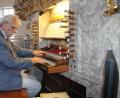 Bild: lg
An der Eisenbarth-Orgel der Stadtpfarrkirche Johannes der Täufer befindet sich der Musiker Peter Simonett auch an seinem 80. Geburtstag in seinem Element.