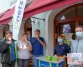 Bild: tr
Lukas Meister und Isalell-Katrin Diehl (von rechts) brachten am Montag auf dem Tirschenreuther Marktplatz rund 600 Kugeln Eis unter die Leute.