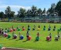 Bild: wro
Auf dem Rasen des Sportzentrums wurde ein großer Kreis gebildet, damit die Tanzgruppe „Temptation“, gemeinsam mit den Ferienprogramm-Kindern an den bunten Pezzi-Bällen rhythmisch arbeiten konnten.