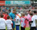 Bild: A. Schwarzmeier
Manuel Neuer schreibt nach dem Traumspiel in Weiden Autogramme. Im Sommer 2013 war der FC Bayern letztmals zu Gast in der Region.