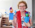 Bild: Dagmar Williamson
Brigitte Netta präsentiert Schnurlibamburli, einen Kobold mit zwei Gesichtern: Grün und glücklich, orange und wütend. Dieser suchte während des Lockdowns die Kinder und folgt der Erfinderin auf Schritt und Tritt.