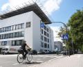 Bild: Gabi Schönberger
In der unmittelbaren Nähe des Klinikum-Gebäudes mit dem Hubschrauber-Landeplatz kam es offenbar zumindest in einem weiteren Fall zu Problemen: Eine 85-jährige Passantin wäre wegen des starken Luftzugs bereits im Januar beinahe gestürzt.