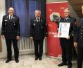 Bild: exb
Der frühere Kreisbrandrat Richard Meier (Zweiter von rechts) wurde zum Ehrenmitglied des Bezirksfeuerwehrverbands Oberpfalz ernannt Hannes Eitzenberger (links), Vorsitzender des Bayerischen Landesfeuerwehrverbands, Bezirksvorsitzender Fredi Weiß (Zweiter von links) und der stellvertretenden Bezirksvorsitzende und Regensburger Kreisbrandrat Wolfgang Scheuerer (rechts) gratulierten.