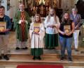 Bild: Christa Forster
Die Verabschiedung der langjährigen Ministranten Stefan Reitinger (vorne, links) und Verena Fink (vorne, rechts) nahmen (hinten, von links) Mesnerin Theres Fink, Pfarrer Herbert Rösl und (hinten, rechts) Pfarrgemeinderatsmitglied und "Mini"-Betreuerin Annemarie Allwang vor. Auf dem Bild fehlt Jonas Fuchs, der ebenfalls als Messdiener aufhört.