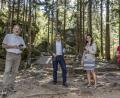 Bild: dtr
Andreas Peterek vom Geopark Bayern-Böhmen, Bürgermeister Nicolas Lahovnik, Melanie
Wehner-Engel vom Tourismusmarketing und Geopark-Rangerin Christine Roth (von links)
testen die neue digitale Führung durch das Felsenlabyrinth.