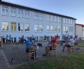 Bild: öt
Die Corona-Pandemie schränkt auch die Gesangsvereine bei ihren Proben ein. Der MGV Neusorg veranstaltete eine erste unkonventionelle Singstunde auf dem Freigelände hinter der Rektor-Haindl-Aula.