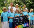 Bild: bsc
Kindergartenleiterin Nicole Lippert, Helga Trottmann und Margit Rini (hinten von links) freuten sich bei der Abschiedsfeier des Kindergartens riesig. Die Vorschulkinder schenkten den Erzieherinnen einen Teppich, auf dem sie sich verewigt hatten.
