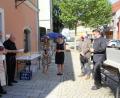 Bild: frd
Friseurmeisterin Marie-Kristin Meier (Dritte von links) eröffnete ihr Geschäft am Marktplatz. Der jungen Unternehmerin wünschten (von rechts) Landrat Thomas Ebeling, Dritter Bürgermeister Günter Gilch, Mutter Sonja und die Geistlichen Norbert Schlinke und Alfons Kaufmann viel Erfolg.