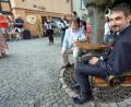 Bild: Martin Stolař, Stadt Cheb/exb
Nach der feierlichen Enthüllung der Bank unweit des Stöckls am Marktplatz von Cheb/Eger, links Michael Žantovský und rechts Bürgermeister Antonín Jalovec.