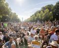 Bild: Christoph Soeder/dpa
Teilnehmer einer Kundgebung gegen die Corona-Beschränkungen halten sich dicht gedrängt auf der Straße des 17. Juni in Berlin auf.