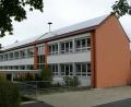 Bild: wku
In diesen Schultrakt, dem ehemaligen Altbau der Schule, wird die Grundschule mit ihren vier Klassen und dem Sekretariat in den kommenden Jahren verlegt und abgetrennt werden .