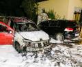 Bild: Hösamer
Zwei Fahrzeuge brannten in der Nacht zum Mittwoch komplett aus. Es ist von einer vorsätzlichen Brandlegung auszugehen.