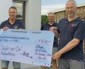 Bild: exb
Als Vertreter des Radfahrervereins Eintracht Elbart übergeben die beiden Vorsitzender Christian Wiesneth und Jürgen Götz (Zweiter und Dritter von links) einen Spendenscheck an Sandra Graf (links) und Markus Dreyer (rechts) von den „Helfern vor Ort“ aus Kaltenbrunn.