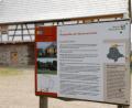 Bild: Gerhard Götz
Auf der Fläche zwischen der Infotafel, auf der der Köstlerwenzlhof unter dem Namen Köstlerwenzlerhof geführt wird, und dem Gebäude im Hintergrund entsteht das neue Bauernhaus.