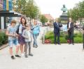 Bild: Philipp Reich, Jugendmedienzentrum T1/exb
Plakate sollen auf die „Digitale Schnitzeljagd“ in Tirschenreuth verweisen. Im Bild die Präsentation mit Vertretern des Jugendmedienzentrums T1, Kreisjugendringvorsitzenden Jürgen Preisinger und Bürgermeister Franz Stahl (Dritter und Vierter von rechts) sowie ersten Testern des „Actionbounds“.