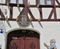 Bild: Uli Olpp/exb
Hubertus Hess hat die Fassade des Hirtenmuseums mit goldenen Hörnern verziert.
