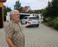 Bild: jrh
Michael Heuss vor seinem Einfamilienhaus mit Photovoltaik sogar an den Wänden: "Wir haben da lange rumgetüftelt, das rentiert sich." Der Hyundai Kona Elektro in der Einfahrt gehört übrigens Bürgermeister Peter Achatzi, der gerade zu Besuch ist.