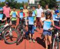 Bild: mab
Die Verkehrswacht hat mit ihrem Fahrradtraining den Auftakt zum diesjährigen Ferienprogramm gemacht. Mit auf dem Bild die Organisatoren und erfolgreichen Absolventen der Übungen.