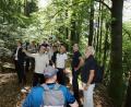 Bild: Gerhard Götz
Immer wieder bleibt die Wandergruppe stehen, genießt die Ruhe oder betrachtet besondere Naturschönheiten.