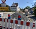 Bild: adj
Im Rahmen der Erneuerungsarbeiten der B15 des Staatlichen Bauamts erneuert die Gemeinde die Hausanschlüsse der Anwohner der Hauptstraße ab der Windischeschenbacher 
Straße in Richtung Neustadt.