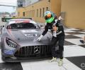 Bild: co_mediavision
„Platz eins“, zeigt Dominik Schraml vor dem Mercedes an, mit dem er und Partner Mario Hirsch souverän zum Sieg fuhren.