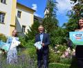 Bild: szl
Susanne Stich, Bürgermeister Franz Stahl und Tourist-Info-Leiterin Stefanie Süß (von links) stellen das Familien-Ferienprogramm "Urlaub daheim" vor. 20 Aktionen erarbeiteten sich die Mitarbeiterinnen der Tourist-Info gemeinsam mit den Gästeführern und Vereinen.