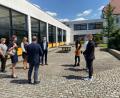 Bild: exb
Ministerialrat Ralf Kaulfuß sieht sich in der Windischeschenbacher Schule um, die als eine von drei Schulen in Bayern an einem Modellversuch teilnimmt.