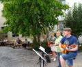 Bild: Daniela Donhauser/exb
Das Trio Eire Music spielte irische Lieder im Marienheim-Innenhof.