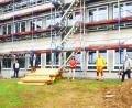 Bild: mad
Im Gerüst-Gewand präsentiert sich das Gebäude der Doktor-von-Ringseis-Schule in diesen Sommerferien. Über den Verlauf der energetischen Sanierung informierten sich (von rechts) Zweiter Bürgermeister Franz Stockerl, Hausmeister Martin Lohrer, Rektorin Claudia Buchmann, Bürgermeister Maximilian Beer, Dritter Bürgermeister Andreas Immervoll und Architekt Michael Steidl.